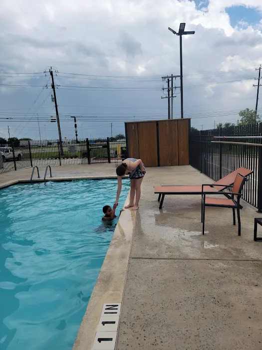 La Quinta Inn & Suites by Wyndham San Antonio by Frost Bank Center 4