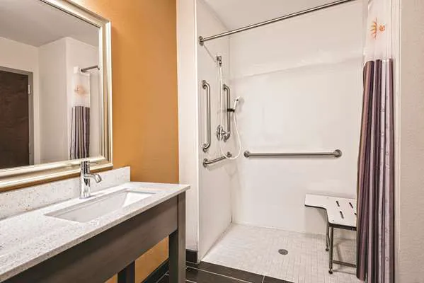 La Quinta Inn & Suites by Wyndham San Antonio by Frost Bank Center 4