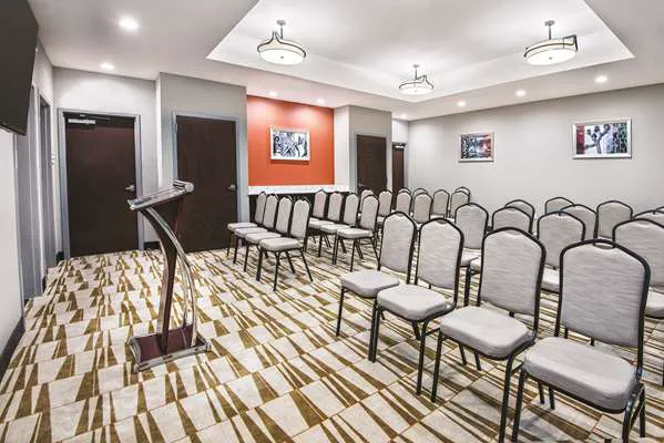 La Quinta Inn & Suites by Wyndham San Antonio by Frost Bank Center 4