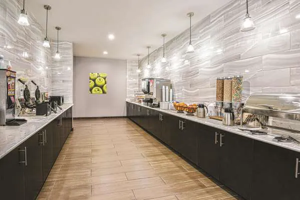 La Quinta Inn & Suites by Wyndham San Antonio by Frost Bank Center 4