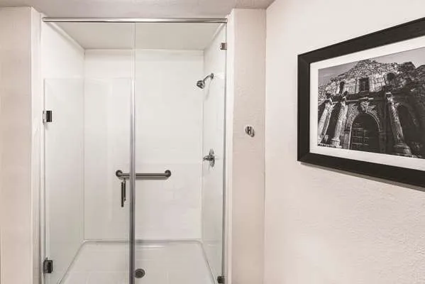 La Quinta Inn & Suites by Wyndham San Antonio by Frost Bank Center 4