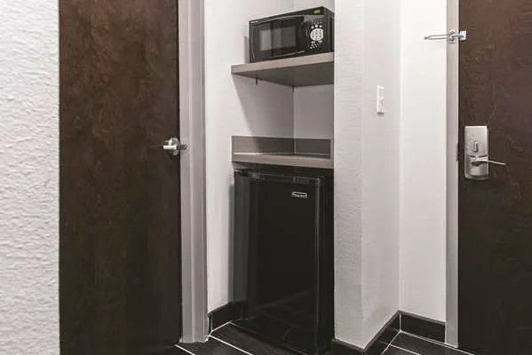 La Quinta Inn & Suites by Wyndham San Antonio by Frost Bank Center 4