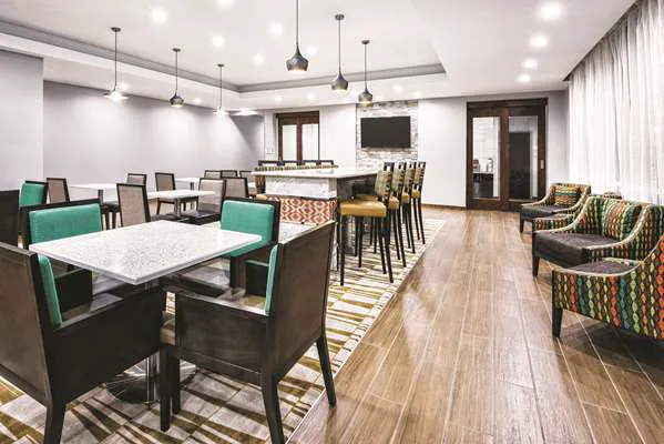 La Quinta Inn & Suites by Wyndham San Antonio by Frost Bank Center 4