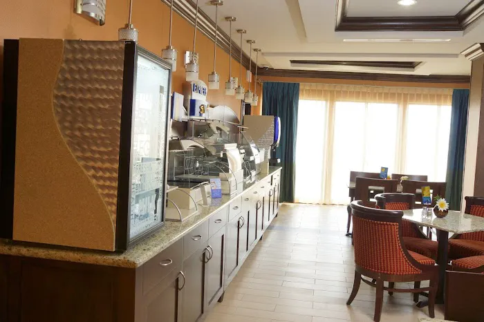 Holiday Inn Express & Suites San Antonio - Frost Bank Ctr by IHG 5