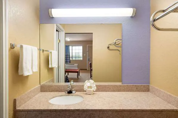 Super 8 by Wyndham San Antonio/Riverwalk Area 5