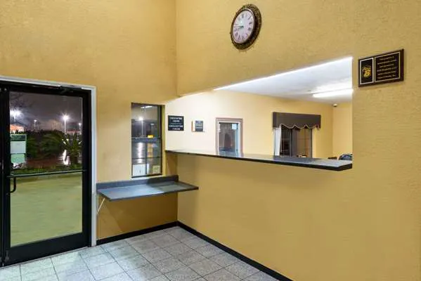 Super 8 by Wyndham San Antonio/Riverwalk Area 5