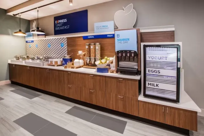 Holiday Inn Express & Suites San Antonio South 410, an IHG Hotel 5