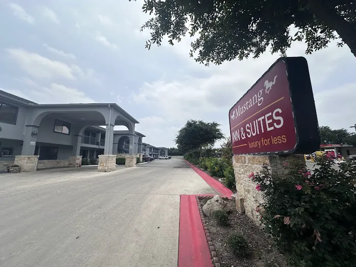 Mustang Inn & Suites 5