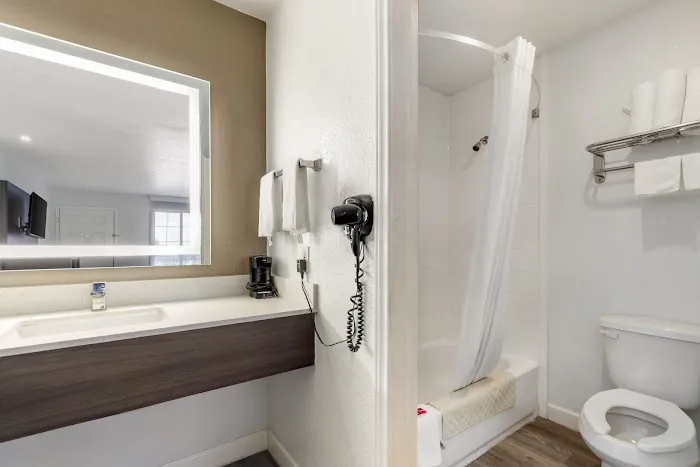 Econo Lodge Inn & Suites Near Lackland AFB 5