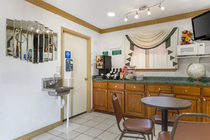 Econo Lodge Inn & Suites Near Lackland AFB 5