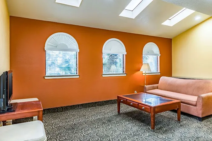 Econo Lodge Near Lackland Air Force Base-SeaWorld 5