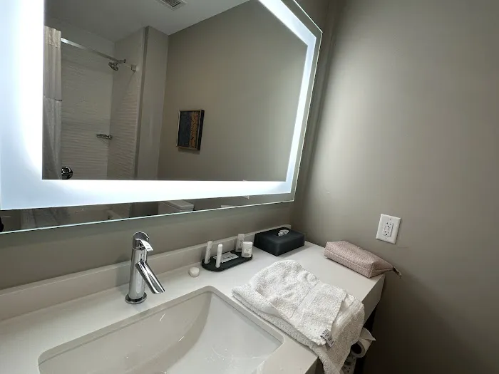 La Quinta Inn & Suites by Wyndham Nashville 5