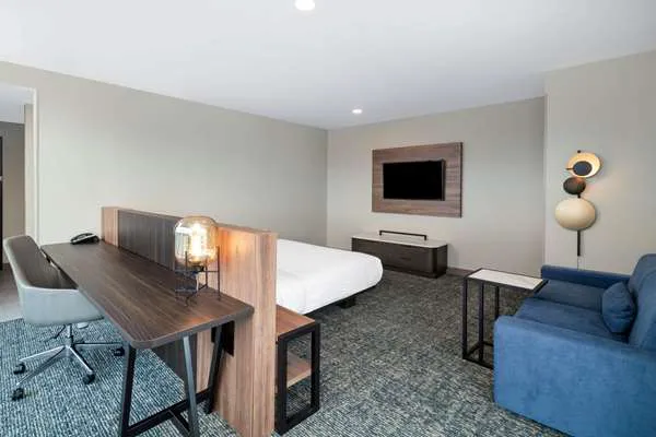 La Quinta Inn & Suites by Wyndham Nashville 5