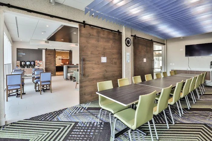 Holiday Inn Express & Suites Nashville Metrocenter Downtown by IHG 5