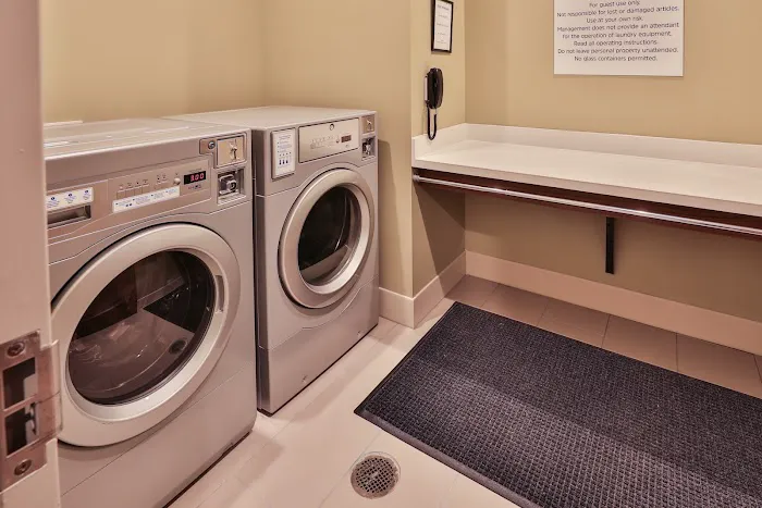 Holiday Inn Express & Suites Nashville Metrocenter Downtown by IHG 5