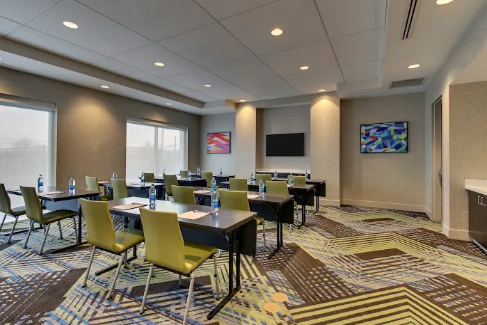 Holiday Inn Express & Suites Nashville Metrocenter Downtown by IHG 5