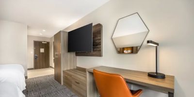 Holiday Inn Express and Suites Nashville West End Univ Area, an IHG Hotel