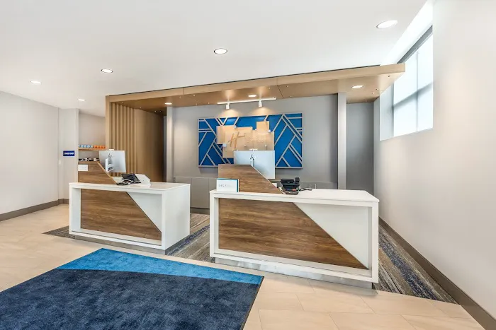 Holiday Inn Express and Suites Nashville West End Univ Area, an IHG Hotel 5