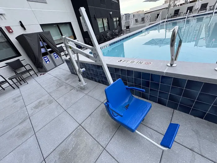 Holiday Inn Express and Suites Nashville West End Univ Area, an IHG Hotel 5
