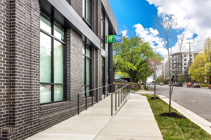 Holiday Inn Express and Suites Nashville West End Univ Area, an IHG Hotel 5