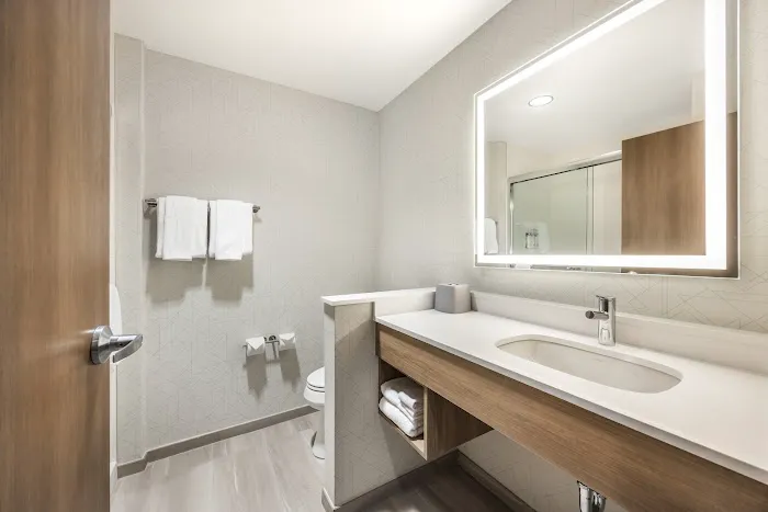 Holiday Inn Express and Suites Nashville West End Univ Area, an IHG Hotel 5