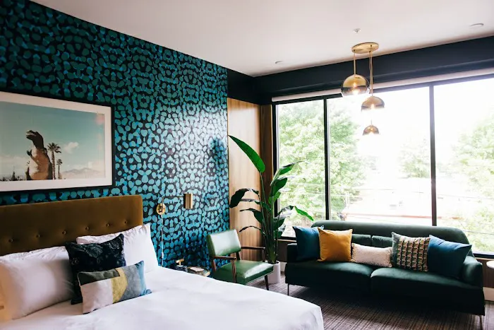 Reunion Hotel 5