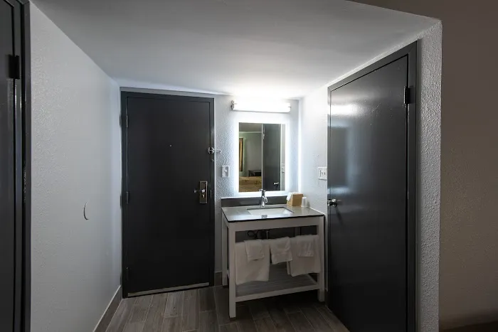 Regency Inn & Suites 5