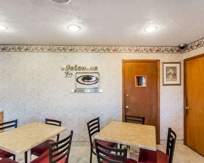 Econo Lodge North 5