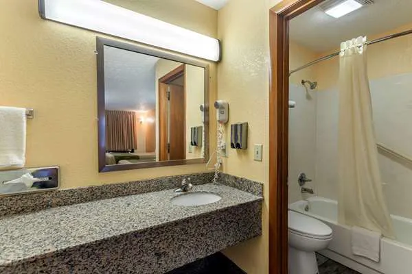 Econo Lodge North 5