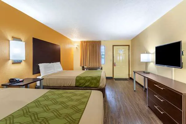 Econo Lodge North 5