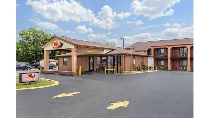 Econo Lodge North 5
