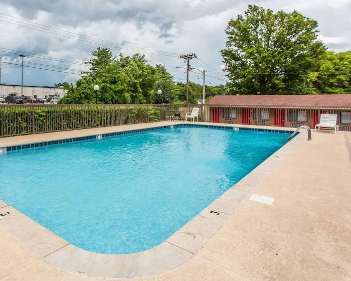 Econo Lodge North 5