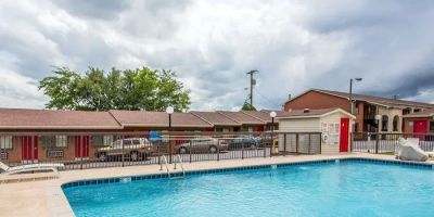 Econo Lodge North