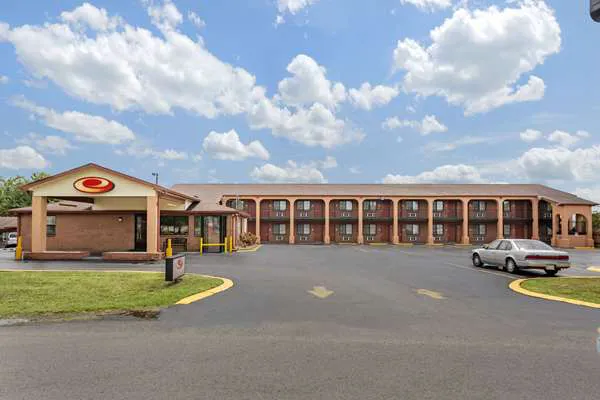 Econo Lodge North 5