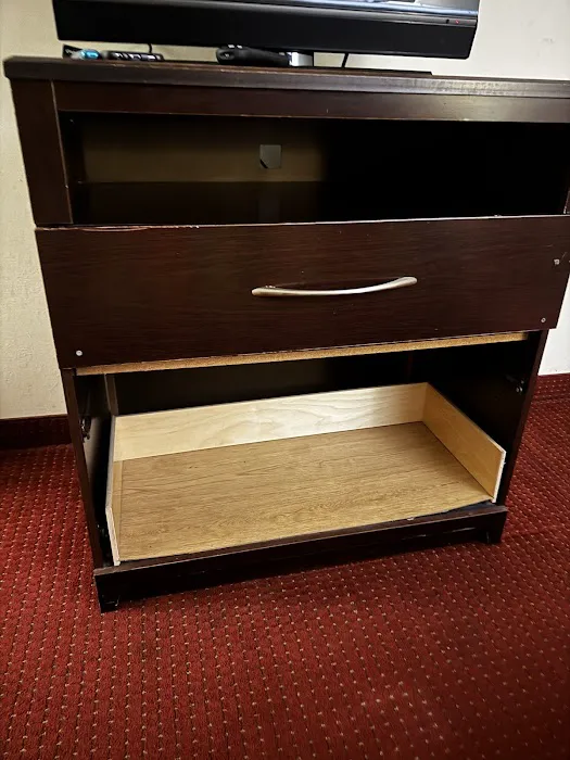 Executive Inn & Suites 5