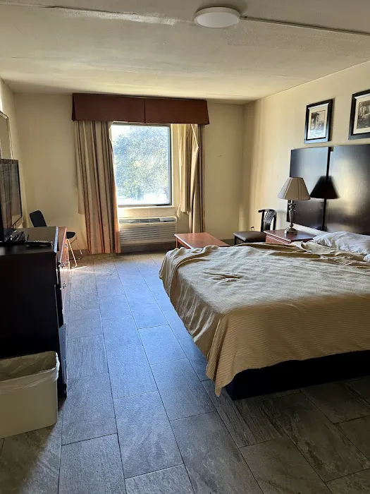 Executive Inn & Suites 5
