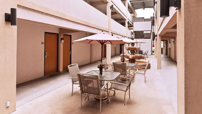Executive Inn & Suites 5
