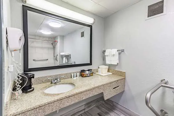 Quality Inn 4