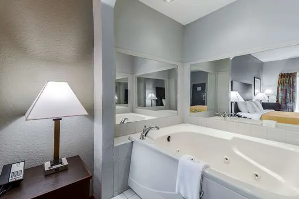 Quality Inn 4