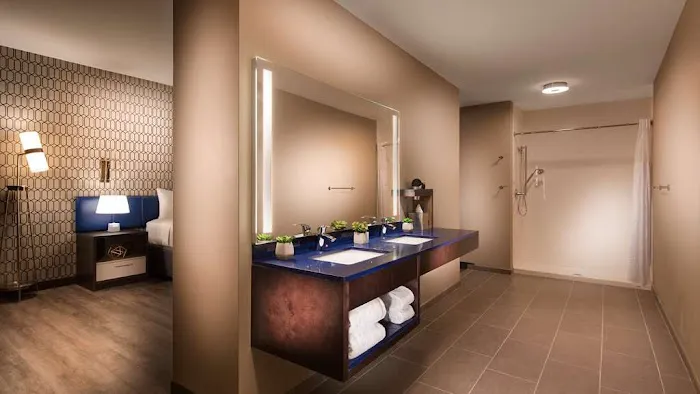 GLō Best Western Nashville Airport 4