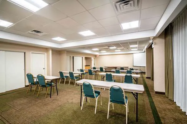 La Quinta Inn & Suites by Wyndham Nashville Airport/Opryland 5