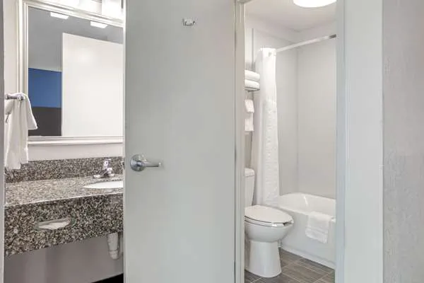 Comfort Suites Nashville Airport - BNA 4