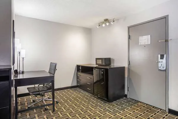 Comfort Suites Nashville Airport - BNA 4