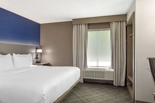 Comfort Suites Nashville Airport - BNA 4