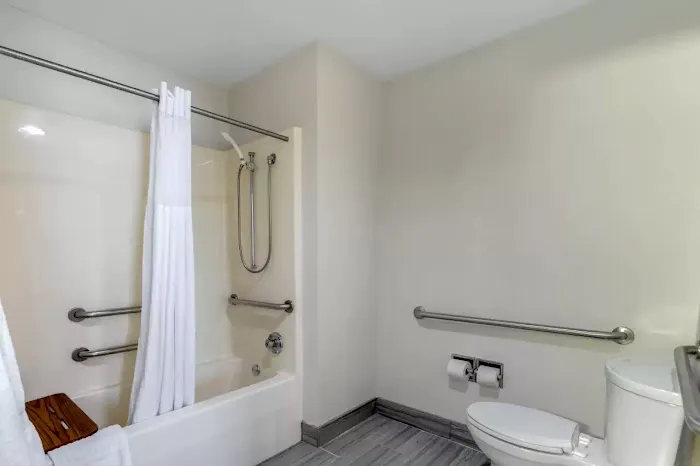 Comfort Inn & Suites 4