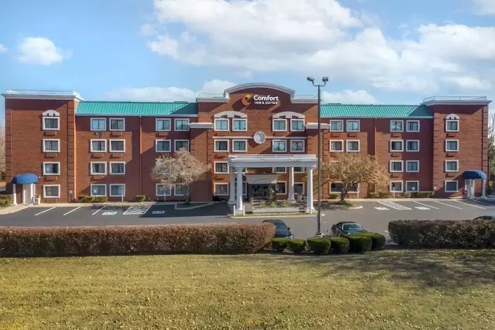 Comfort Inn & Suites 4