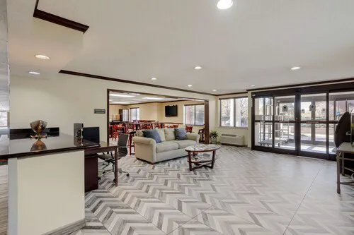 Comfort Inn & Suites 4