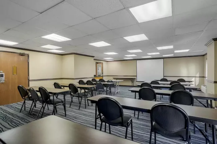 Comfort Inn & Suites 4