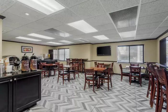Comfort Inn & Suites 4