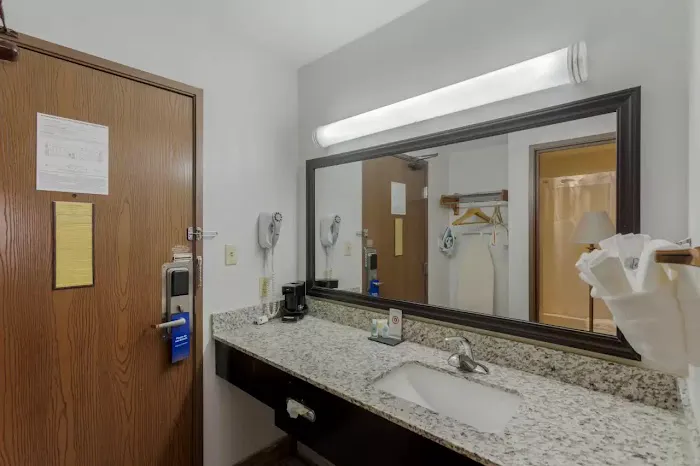 Comfort Inn & Suites 4